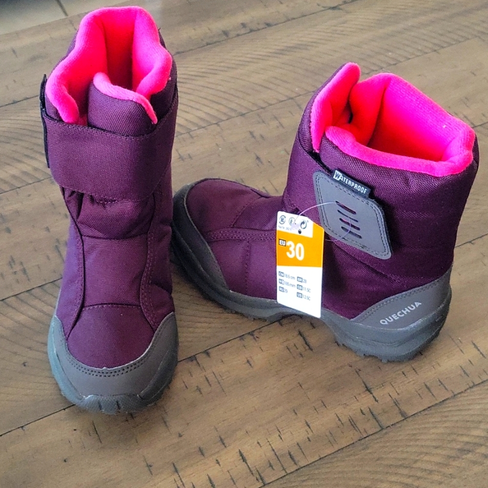 Girls snow boots NEW with tags. Waterproof!!